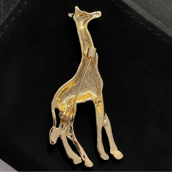 ✨ Beautiful Enamel Giraffe Brooch - Picture 2 of 3